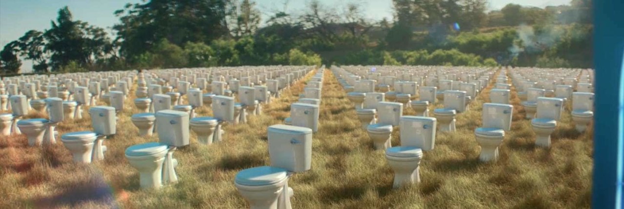 campo lleno de baños